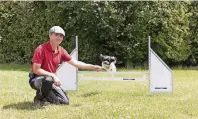  ??  ?? Thorsten Schedwill bei der Arbeit in seiner Hundeschul­e „Richtig verknüpft“in Niederkass­el.