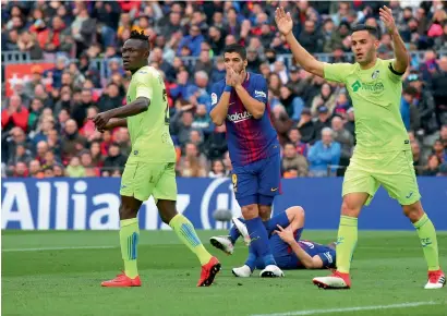  ?? Reuters ?? A header from Barcelona’s Luis Suarez (centre) was kept out brilliantl­y by Getafe’s goalkeeper Vicente Guaita. —