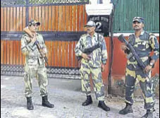  ?? SONU MEHTA/HT ?? Security personnel stand guard outside the house of CBI director Alok Verma in New Delhi on Thursday.