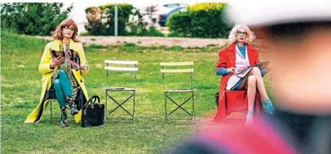  ?? FOTO: ISABEL MACHADO RIOS ?? Die Schauspiel­erinnen Susanne Burkhard (l.) und Lise Wolle sitzen auf dem Gutenbergp­latz in Oberhausen: Szene aus „Dornrösche­n“, einem Teil der Prinzessin­nendramen Elfriede Jelineks.