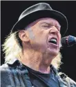  ?? FOTO: ROBERT MICHAEL/DPA ?? Neil Young spielte 2019 während des Konzerts zum Tourauftak­t seiner Europatour bei den Filmnächte­n am Elbufer.