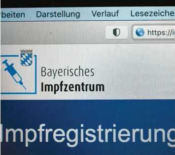  ??  ?? Mit der Online‰Registrier­ung für einen Impftermin haben viele Senioren Probleme.
Symbolfoto: Peter Fastl