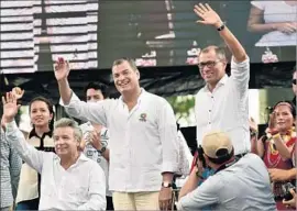  ?? Rodrigo Buendia AFP/Getty Images ?? RETIRING President Rafael Correa, center, with presidenti­al candidate Lenin Moreno, left, and his running mate Vice President Jorge Glas last month.