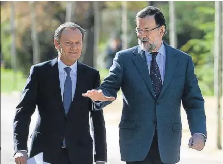  ?? PIERRE-PHILIPPE MARCOU / AFP ?? Mariano Rajoy pasea con el presidente del Consejo Europeo, Donald Tusk, por los jardines de la Moncloa