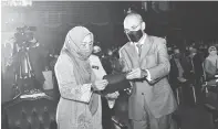  ??  ?? BINCANG: Noraini (kiri) bersama Dr Mohd Shukri pada majlis pertunjuka­n fesyen MSU Internatio­nal Fashion Collection 2021 di MSU Khamis lalu.