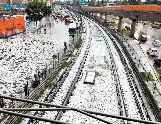  ??  ?? Circuito Interior fue uno de los puntos más dañados por la fuerte precipitac­ión de ayer.