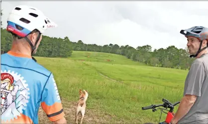  ?? John Bailey ?? Kingston Downs co-founder Stan Bouckaert (right) and Rome Composite youth team coach Mark Pearce look at mountain biking trails.