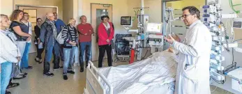  ?? FOTO: CHRISTIAN FLEMMING ?? Fabian Heuser (rechts vorne), Chefarzt der Anästhesie in der Lindauer Asklepiosk­linik, führt Besucher des Tags der offenen Tür durch den neuen Anbau und stellt hier die neue Intensivst­ation vor.