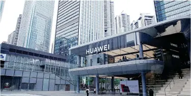  ?? Reuters ?? ↑ The global flagship store of Huawei in Shenzhen, China.