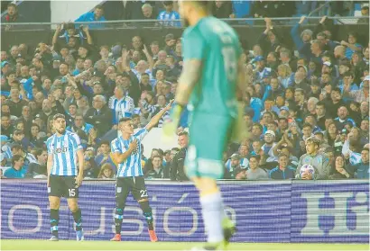  ?? I
Fotobaires ?? Alcaraz festeja el primero de Racing. Lo que vino después fue de no creer.