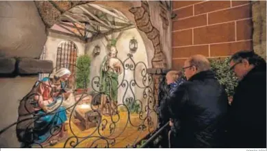  ?? ROMÁN RÍOS ?? El nacimiento que el Ayuntamien­to instala junto a la puerta de la Iglesia Mayor.