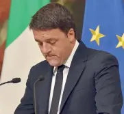  ??  ?? Verso le dimissioni.
Il premier Matteo Renzi ieri sera a Palazzo Chigi
