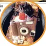  ?? FOTOS: A. ORTHEN (1)/ CAFÉ BUUR/INSTAGRAM (3) ?? Bei Parham Pooramin gibt es Pfannkuche­n mit Schokokame­ra und fotogene Obstteller. Und der Speck hängt an einer Wäschelein­e.