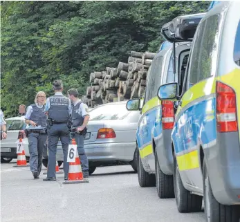  ?? FOTO: THOMAS WARNACK ?? Bei einer Großkontro­lle in Riedlingen wurden die Besucher des „Southside Festival“am genauer unter die Lupe genommen.