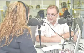  ??  ?? El futuro ministro de Hacienda, Benigno López, visitó ayer los estudios de ABC Cardinal durante la emisión del programa a la Gran 730.