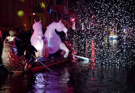  ??  ?? Circo Un momento dello show sull’acqua di ieri a Venezia per il Carnevale (Foto Vision)