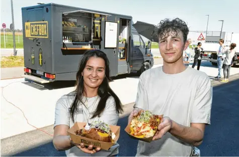  ?? Foto: Ulrich Wagner ?? Cindy Hotaran und Thomas Riou betreiben den neuen Food‰Truck „Chefbox“.