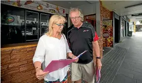  ?? SIMON O’CONNOR/STUFF ?? Chere and Malcolm McGregor have started a petition against a strip club opening on the main street of New Plymouth.