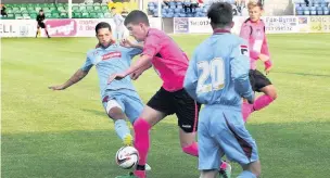  ?? Robert Parry-Jones ?? Striker Dave Forbes (pink shirt) in his days with Rhyl.