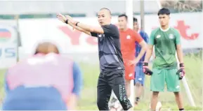  ??  ?? GIGIH: Kurniawan gigih membimbing pemain-pemain Sabah FC ketika sesi latihan di Stadium Likas, Kota Kinabalu baru-baru ini.