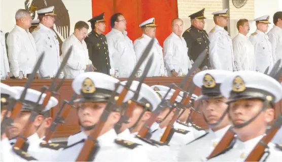  ??  ?? Al centro del templete Javier Duarte, Mariano Francisco Saynez, Felipe Calderón y Guillermo Galván encabezaro­n la ceremonia.