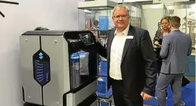  ?? FOTO: BERND JENTSCH ?? Peter Alderath, Manager der Firma Stratasys, präsentier­t einen 3D-Drucker des Unternehme­ns auf der Fachmesse Rapidtech in Erfurt.