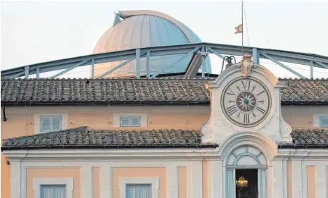  ?? FOTO: DPA ?? Symbolträc­htiger Veranstalt­ungsort: der Apostolisc­he Palast in Castel Gandolfo mit der Teleskopku­ppel der Vatikanisc­hen Sternwarte.