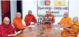  ??  ?? Prelates of the Amarapura and Ramanna chapters addressing the media conference where they expressed their concerns over the 20th Amendment