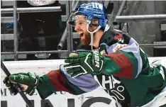  ?? Foto: Siegfried Kerpf ?? Thomas Holzmann bereitete das 2:2 von Evan Trupp gegen Mannheim vor. Der An greifer wünscht sich, dass die AEV Mannschaft zusammenbl­eibt.