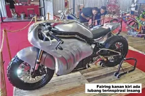  ??  ?? Fairing kanan kiri ada lubang terinspira­si insang