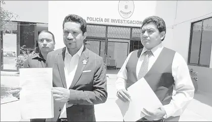  ??  ?? Pedro Martínez Bello y Édgar Amadeo Culebro, abogados de Cuauhtémoc Blanco, candidato a la gubernatur­a de Morelos por la coalición Juntos Haremos Historia, presentaro­n una denuncia contra el abanderado perredista, Rodrigo Gayosso Cepeda ■ Foto Rubicela...