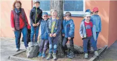  ?? FOTO: LYDIA SCHÄFER ?? Anita Konath und Kinder des Kinderhaus­es haben beobachtet, wie hoch oben im Baum ein Fledermaus­kasten installier­t wurde.