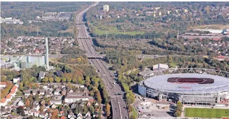  ?? FOTO: UM (ARCHIV) ?? Die A1-Stelze durchschne­idet den Stadtteil Küppersteg (im Bild die BayArena). An ihre Stelle könnte nun ein Tunnel rücken. Wenn Berlin Ja sagt.