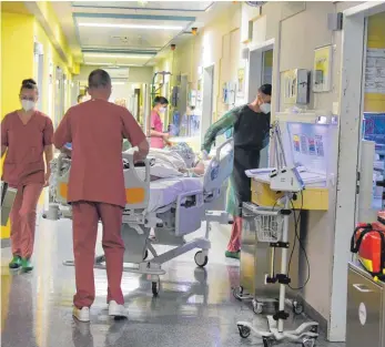  ?? FOTO: WALTRAUD GRUBITZSCH/DPA ?? Die Zahl der Covid-19-Patienten auf Intensivst­ation legt deutschlan­dweit wieder über 1000.