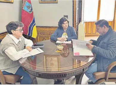  ?? ?? La alcaldesa, Carmen Álvarez, junto a la delegada Carmen Pozo y el gerente del Espacio Natural de Doñana, J. Juan Chans.