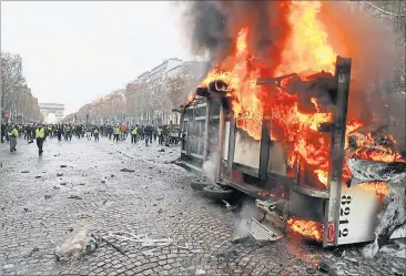  ?? [ imago ] ?? Brennende Fahrzeuge im Herzen von Paris. Am Wochenende eskalierte­n die Proteste gegen hohe Preise.