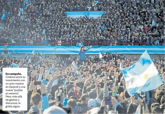  ??  ?? En campaña. Cristina lanzó su movimiento con un acto masivo en Sarandí y una nueva “puesta en escena”. Pero, más allá de gestos o discursos, la grieta sigue.