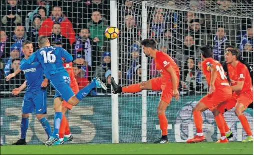  ??  ?? LA FIRMA DEL GOL. Cala, en el momento de conectar el cabezazo que significó el gol de la victoria del Getafe.