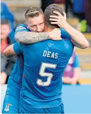  ?? ?? Robbie Deas embraces goalscorer Gardyne