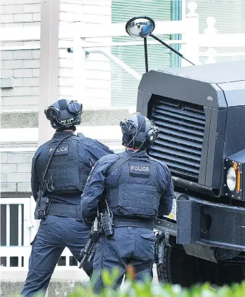  ?? NICK PROCAYLO ?? Police surround a downtown home in April and work to arrest a man who was allegedly involved in a gun incident. The VPD has released a video aimed at training people to respond to dangerous situations.