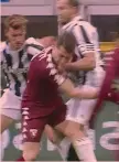  ??  ?? La manata di Chiellini a Belotti