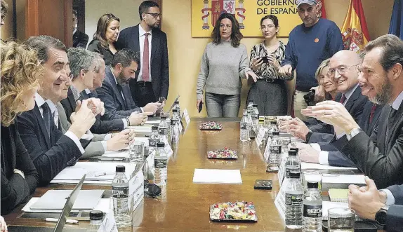  ?? MIRIAM CHACÓN/ICAL ?? Carnero, Suárez-quiñones y el ministro de Transporte­s participan en la reunión de la Sociedad Alta Velocidad