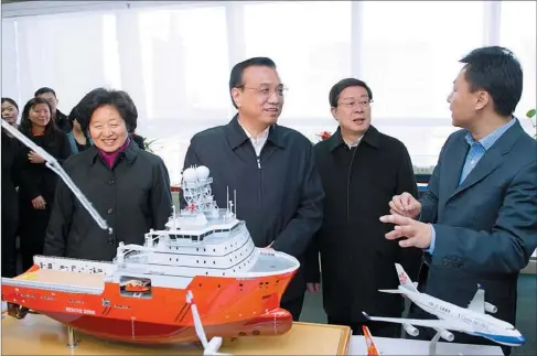  ?? XIE HUANCHI / XINHUA ?? Premier Li Keqiang chats with Cong Lin (right), chief executive officer of ICBC Financial Leasing, during a visit to the company in Tianjin on Friday. The company purchases planes, ships and large engineerin­g equipment and leases them to enterprise­s.