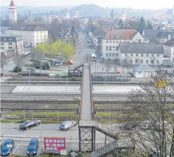  ?? ARCHIVFOTO: PETER SPRINGER ?? Die neueste Idee in Sachen Eschersteg: Es wäre viel billiger, ihn nicht am alten Standort über den Bahngleise­n wieder aufzubauen, sondern über die Schussen.