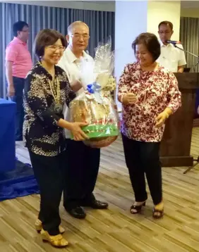  ??  ?? GIFT. Dr. Gary Song-Huann Lin, representa­tive of Taipei Economic and Cultural Office and his wife- Sofia Lin receive a souvenir gift from Governor Lilia ‘Nanay’ G. Pineda during a short meeting with Pampanga officials at Clark Freeport.— Jun...