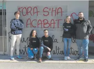  ?? // INES BAUCELLS ?? Miembros de S’ha Acabat! y una pintada en su contra en la UAB