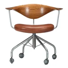  ??  ?? DREJESTOLE­N SWIVEL Chair, model no. JH502, fra 1955 er en af Hans J. Wegners mestervaer­ker lavet i samarbejde med snedkermes­teren Johannes Hansen. Hos Dansk Møbelkunst koster den 238.062 kr.