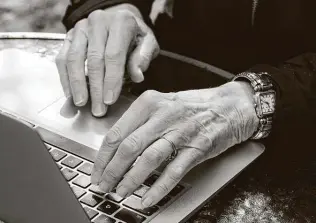  ?? Christian Sorensen Hansen / New York Times ?? An 81-year-old woman isolating at home uses her laptop in Bellevue, Wash. Older adults often lack access or an understand­ing of technology, impeding efforts to sign up for a vaccine appointmen­t.
