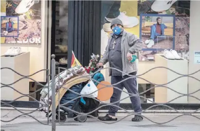  ?? Foto: Ángel García ?? Obdachlose sind mit am schlimmste­n von den Folgen des Virus betroffen.