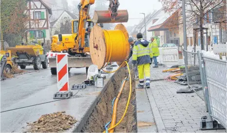  ?? FOTO: MARION BUCK ?? In der Langenensl­inger Ortsdurchf­ahrt werden Gasleitung­en und Leerrohre für Breitband verlegt.